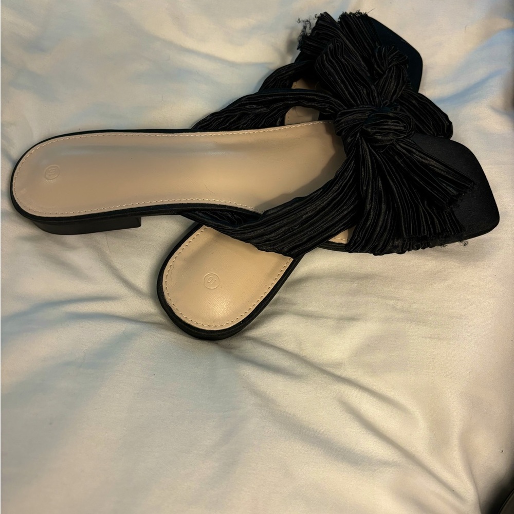 Vetaste women’s slide sandels with bow, never worn